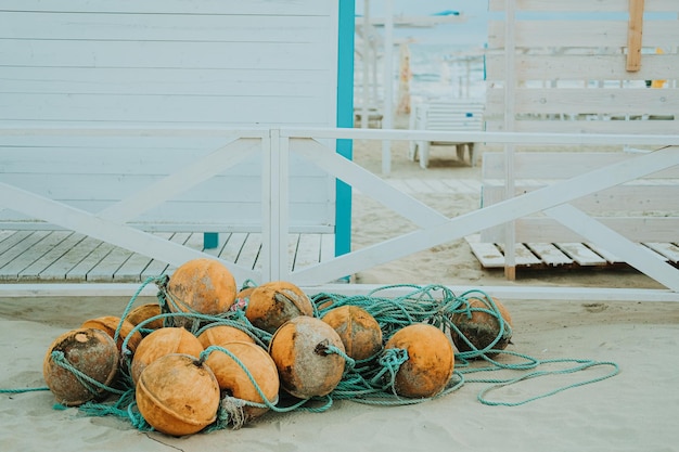 Zdjęcie boje z linami na plaży