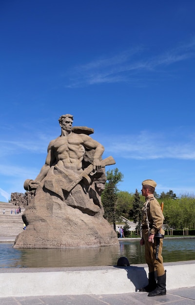 Bojownik Armii Czerwonej W Postaci Czasów Ii Wojny światowej Z Karabinem Maszynowym Pod Pomnikiem Historycznym