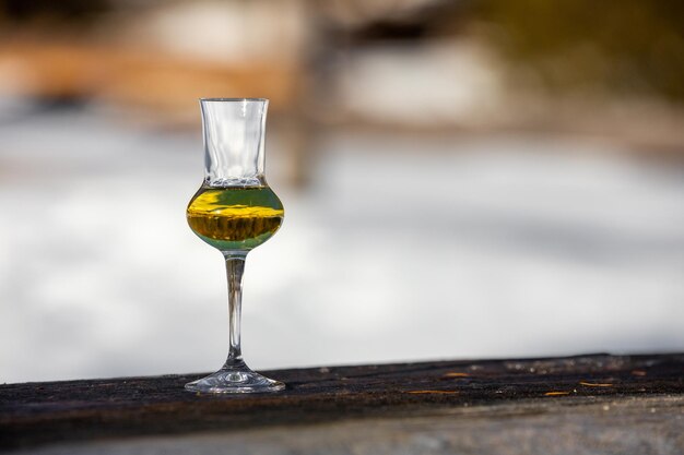 Zdjęcie bokeh zdjęcie aromatyzowanej szklanki grappa schnapps w cortina dampezzo dolomity włochy