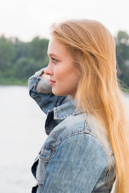 Bokiem z bliska portret pięknej młodej kobiety blondynka w przyrodzie