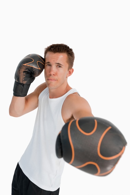 Zdjęcie bokser atakuje lewą pięścią