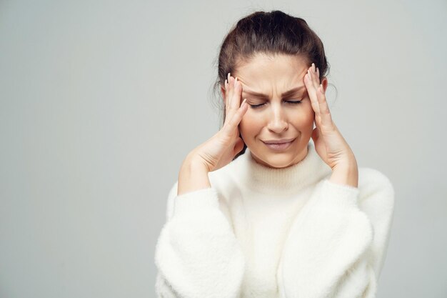 Ból Głowy Depresja Pokazuje Gest Poważną ładną Brunetkę Uśmiechniętą Z Warkoczem