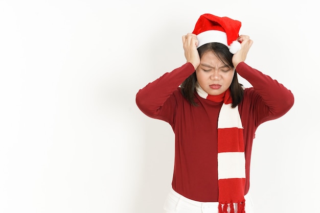 Ból Głowy Pięknej Azjatyckiej Kobiety Noszącej Czerwony Golf I Santa Hat Na Białym Tle