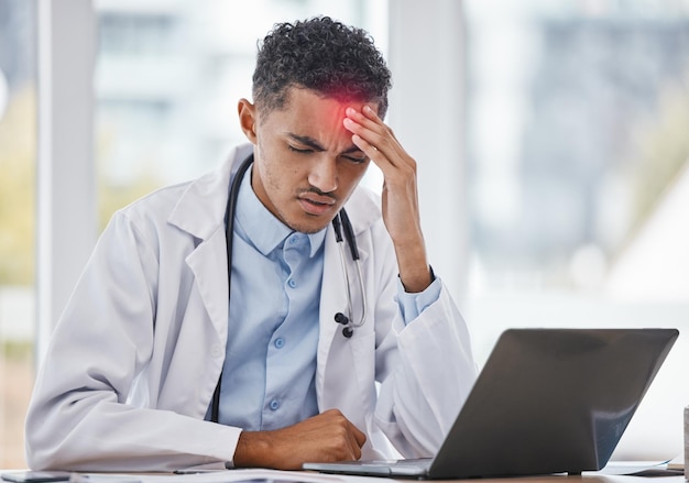 Ból głowy wypalony lub lekarz na laptopie ze stresem spowodowanym depresją zdrowie psychiczne lub lęk opinie medyczne Zmęczony zdrowie psychiczne lub smutna pielęgniarka sfrustrowany przygnębiony lub ból z raportu medycznego