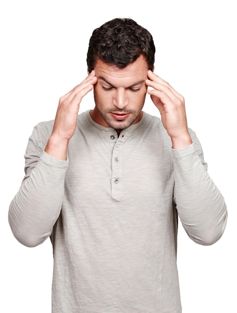 Ból głowy związany ze stresem psychicznym i mężczyzna w studiu z problemem lękowym, wypaleniem, zmęczeniem i przygnębieniem z powodu niepowodzenia, kryzys medyczny, smutna depresja i modelowa migrena na białym tle