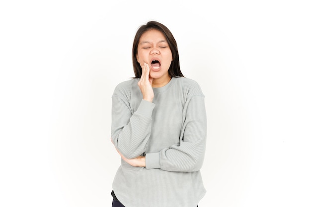 Ból zęba gest pięknej azjatyckiej kobiety na białym tle