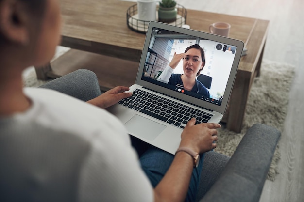 Bóle głowy są często przyczyną tego Ujęcia nierozpoznawalnej osoby podczas rozmowy wideo z lekarzem