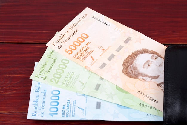 Boliwar wenezuelski - nowa seria banknotów w portfelu