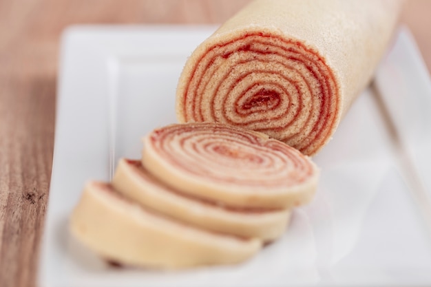Bolo de rolo (swiss roll, roll cake) to typowy brazylijski deser ze stanu Pernambuco. Krojona bułka wypełniona pastą z guawy.