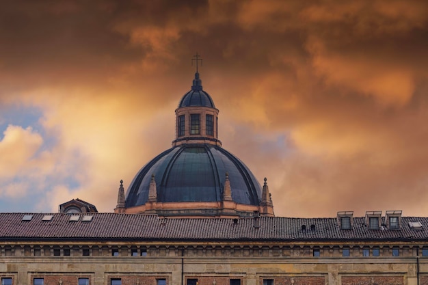 Bologna Włochy Santa Maria della Vita Kościół katolicki kopuła przeciw dramatycznym pomarańczowym chmurom