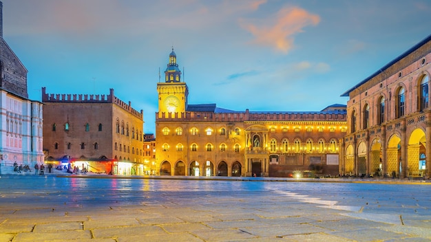 Bolonia stare miasto panoramę miasta pejzaż Włoch w Europie o zachodzie słońca