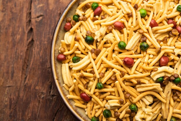 Bombay Mix Lub Chanachur Lub Chiwda Lub Farsan To Indyjska Mieszanka Przekąsek, Popularne Jedzenie Na Herbatę Z Indii