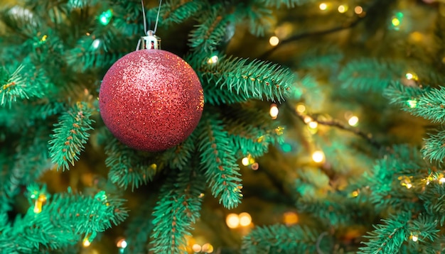 Bombka świąteczna na choinkę Zbliżenie na dekoracje świąteczne Nowy Rok i Chris