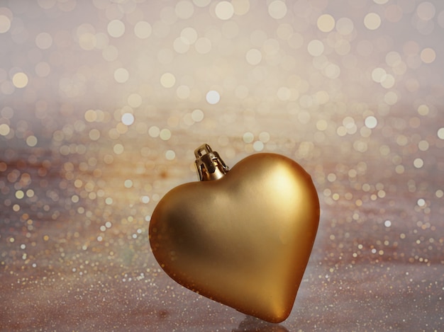 Bombka świąteczna. Świąteczna zabawka w kształcie serca w kolorze złotym. Boże Narodzenie. Nowy rok pień fotografia.