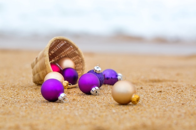 Bombki Choinkowe Na Piaszczystej Plaży Nad Oceanem