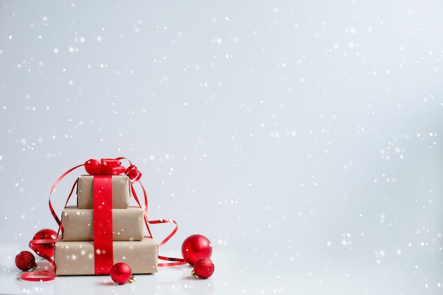 Bombki i pudełka na prezenty Lekkie tło śniegu Święta celebracja i prezenty koncepcja