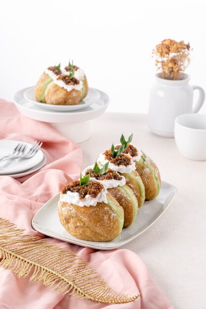 Bombolone Lub Bomboloni To Włoski Nadziewany Pączek, Który Jest Spożywany Jako Przekąska I Deser