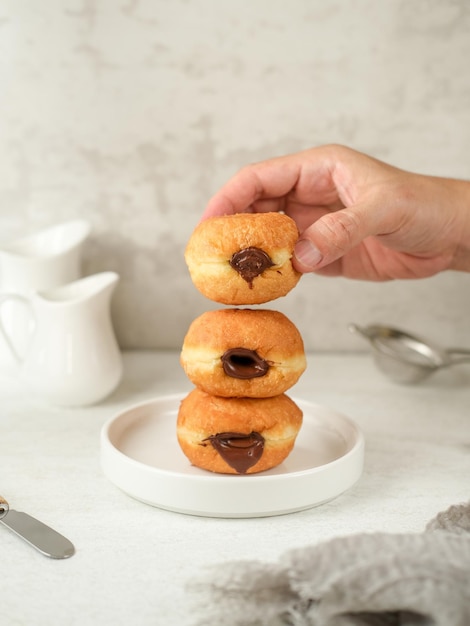 Bomboloni Donut z nadzieniem czekoladowym Rozmyte tło i wybrane skupienie