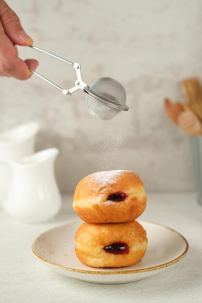 Bomboloni Donut z nadzieniem truskawkowym Rozmyte tło i wybrane skupienie