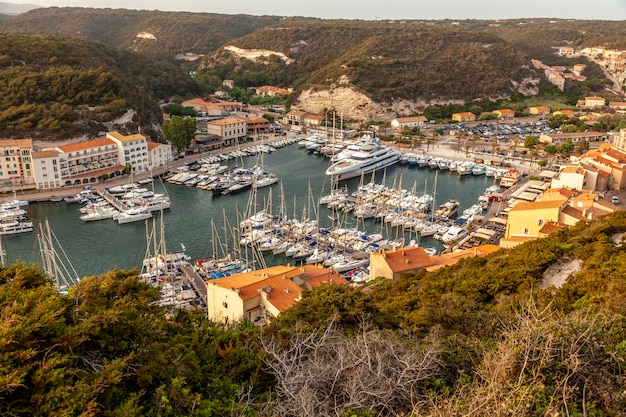 Bonifacio Na Korsyce, Port Z łodziami. śródziemnomorska Francja.