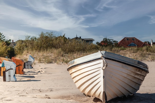 Boot am Strand im Sonnenschein