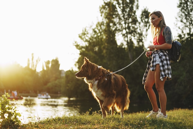 Border collie pies na spacerze w parku ze swoją właścicielką