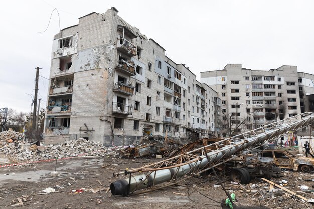 BORODYANKA UKRAINA 06.04.2022 Wojna na Ukrainie Chaos i zniszczenia na ulicach Borodyanki w wyniku ataku rosyjskich najeźdźców