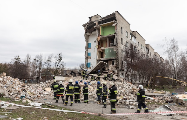 Borodyanka Ukraina 06.04.2022 Wojna Na Ukrainie Chaos I Zniszczenia Na Ulicach Borodyanki W Wyniku Ataku Rosyjskich Najeźdźców