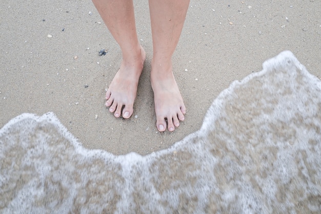 Bose stopy stojące na plaży