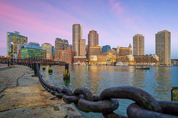 Zdjęcie boston harbor i financial district o zmierzchu, massachusetts w usa