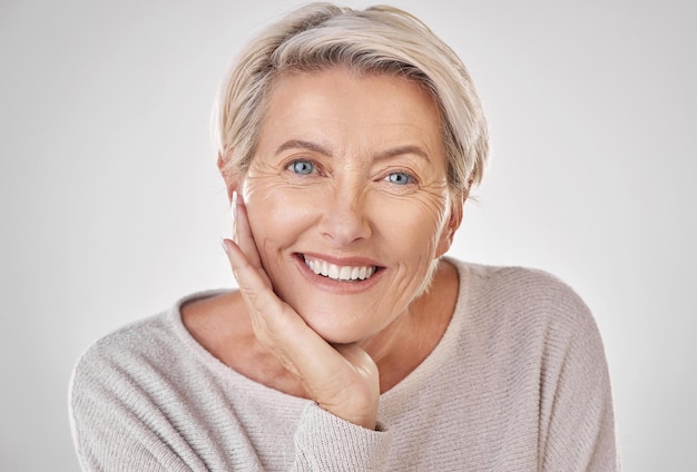 Botox w spa kobieta z luksusowym salonem twarzy i wellness Invisalign Uśmiech z naturalnym makijażem dermatologia bez trądziku pielęgnacja skóry i ubezpieczenie zdrowotne Portret szczęśliwej zamożnej i zrelaksowanej kobiety