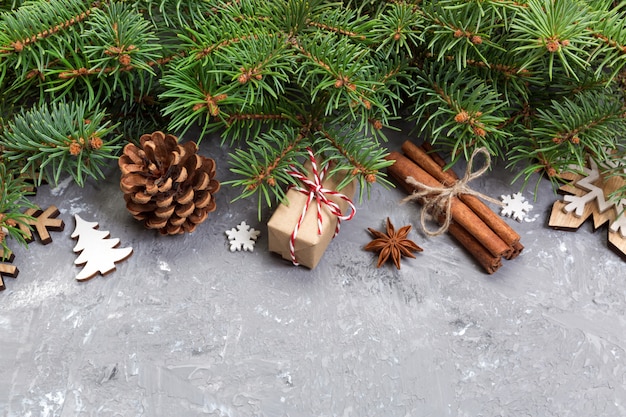 Boże Narodzenia z jedlinowym drzewem i prezenta pudełkiem na drewnianym stole, Odgórny widok
