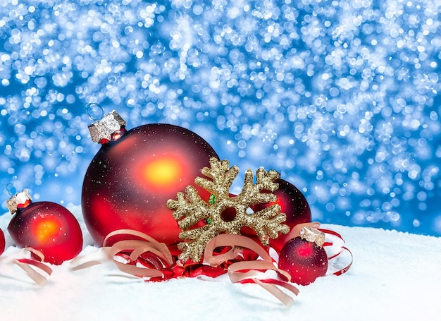Boże Narodzenie baubles lub dekoracje na śniegu na jasnym zimowym tle