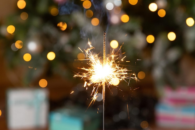 Boże Narodzenie błyszczące ognie świeca pali się w tle choinki Boże Narodzenie oświetlenie dekoracji w domu kryty Świąteczne magia iskry światła na przyjęcie świąteczne Wigilia z fajerwerkami