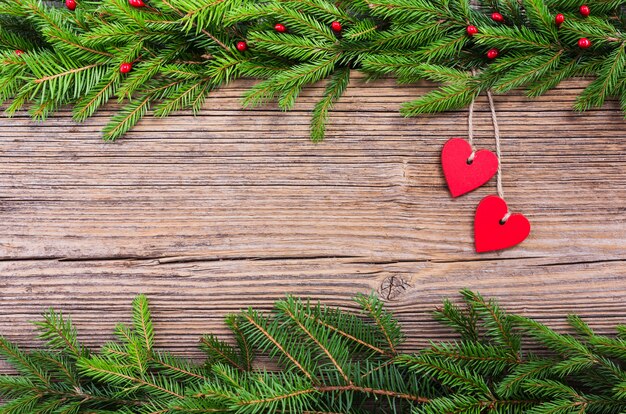 Boże Narodzenie Bożenarodzeniowy jedlinowy drzewo z czerwonymi sercami na starym drewnianej deski tle z kopii przestrzenią