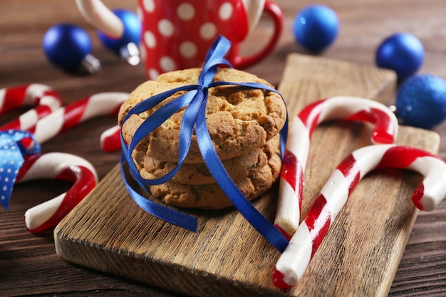 Boże Narodzenie Candy Canes z świąteczną dekoracją na stole zbliżenie