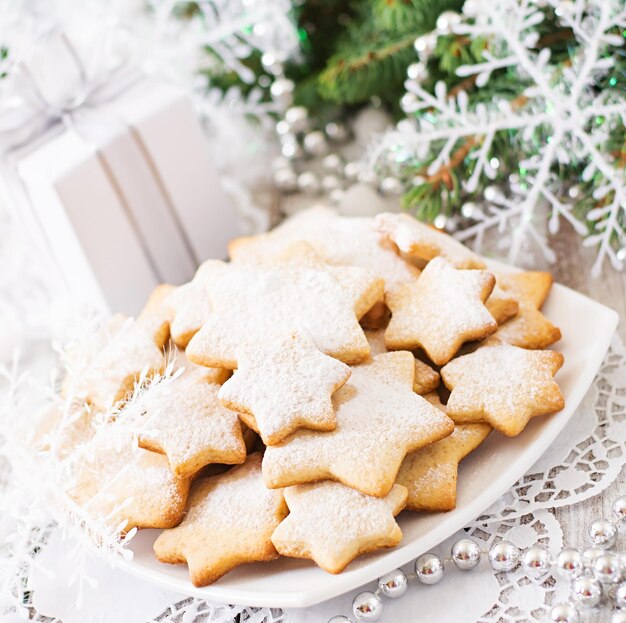 Boże Narodzenie ciasteczka i tinsel na drewnianym tle