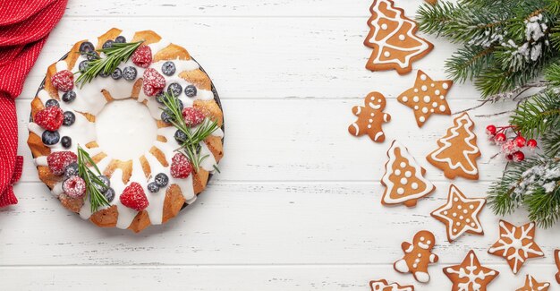 Boże Narodzenie ciasto z jagodami i ciasteczkami z piernika Top widok płaski leżał z przestrzenią dla swoich pozdrowień