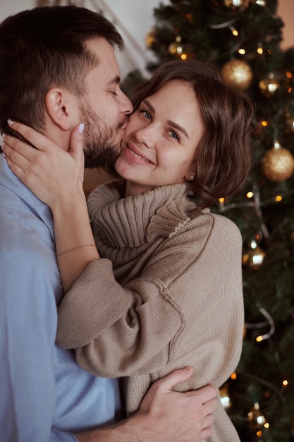 Boże Narodzenie Couple.Happy Uśmiechnięta rodzina w domu świętuje.Nowy rok ludzie.