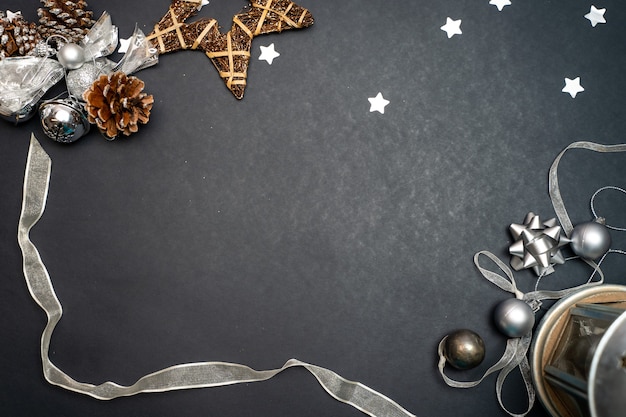 Boże Narodzenie czarne tło z błyszczącymi kulkami i świątecznymi dekoracjami z miejscem na tekst
