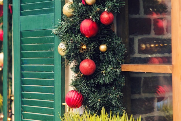 Boże Narodzenie Czerwona piłka zdobione okna na rocznika domu.