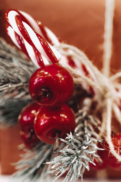 Zdjęcie boże narodzenie czerwone jagody i lizaki na drzewku świątecznym ducha świątecznego i atmosfery nowego roku