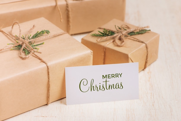 Boże Narodzenie czy nowy rok kolekcja pudełek na prezenty owinięte w papier pakowy na tle drewna.