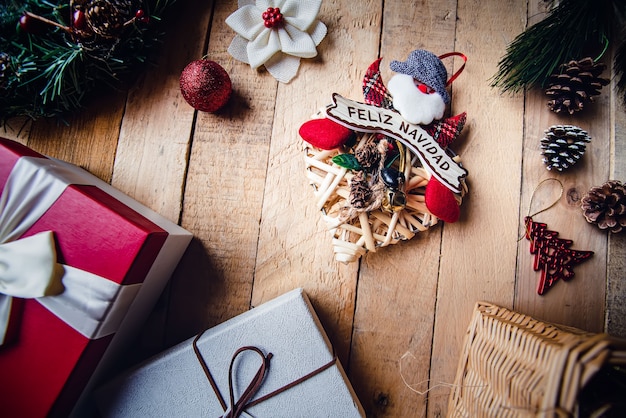 Boże Narodzenie drewniane tła z pudełka na prezenty, bombki, gałęzie, drzewa i dekoracje
