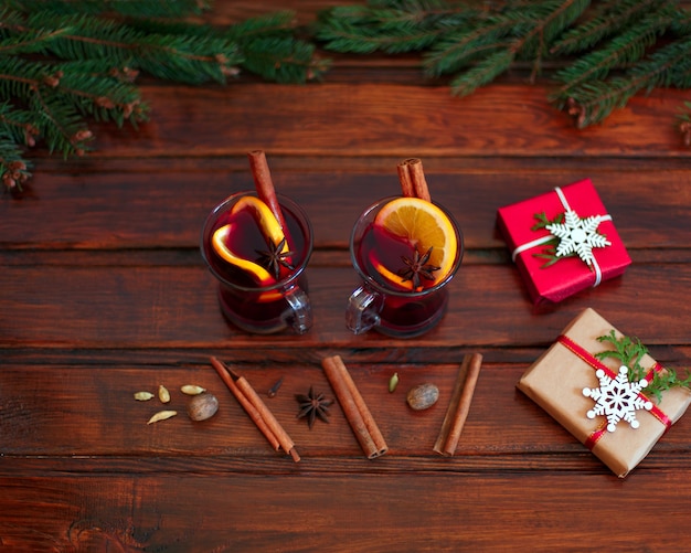 Boże Narodzenie gorące grzane wino z cynamonem i anyżem na drewnie