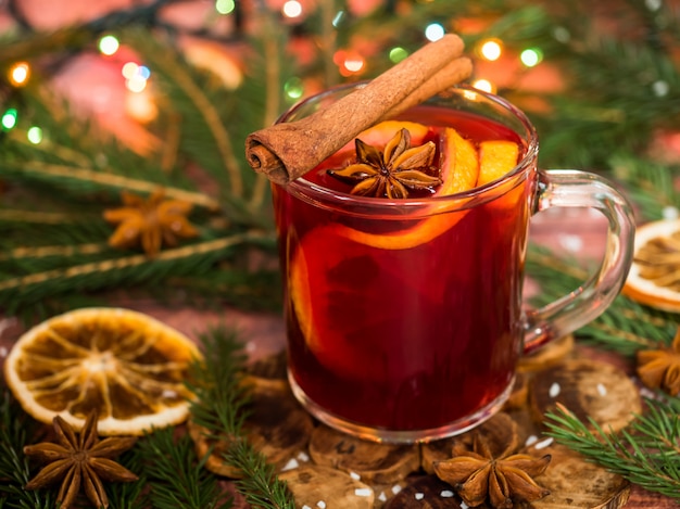 Boże Narodzenie grzane wino z pomarańczami i przyprawami Ozdoby świąteczne z bokeh