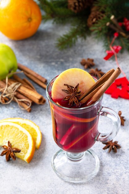 Boże Narodzenie grzane wino zimowy napój alkoholowy Kieliszek grzanego wina gluhwein