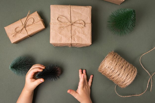 Boże Narodzenie i nowy rok święta tło pudełka na prezenty owinięte papierem rzemieślniczym z pakowaniem sznurka z ...