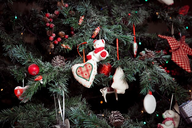 Boże Narodzenie i nowy rok tło z zieloną dekoracją drzewa