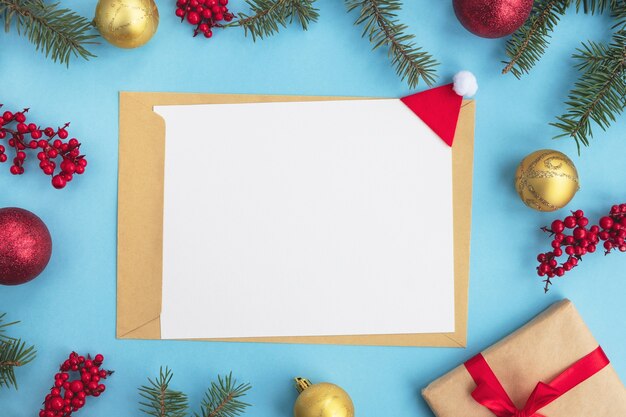 Boże Narodzenie kartkę z życzeniami. Pusty papier pusty z kopertą i świątecznym wystrojem